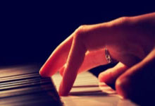 遗憾！王钰栋独造2球后惨遭踩脚踝+被抬出场 网友怒骂33岁肇事者.